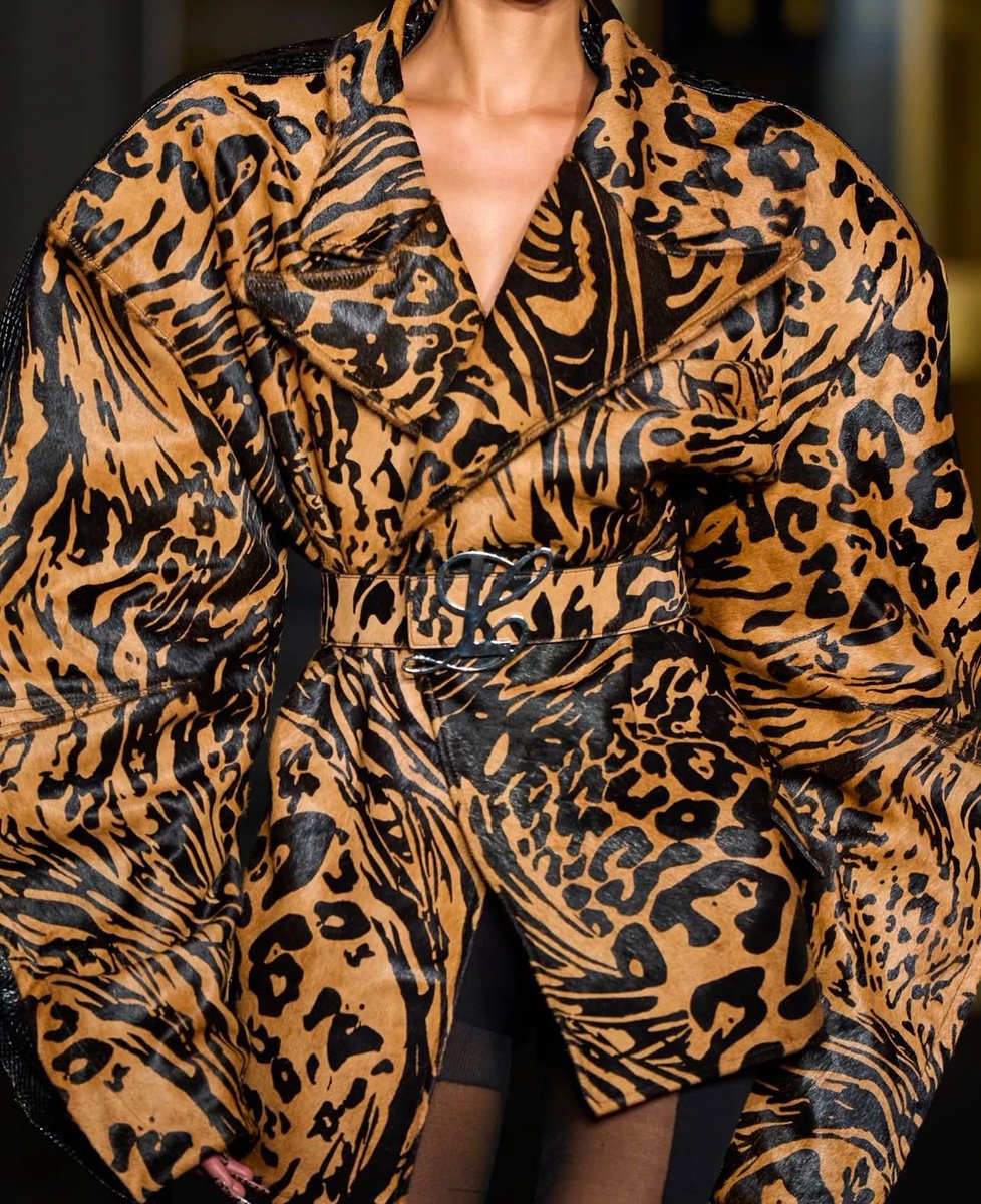 EXECUTIVEXMEDIA's tweet photo. .@DojaCat wore this El Boca Quedó LUAR '25 NYFW jaguar print dress by Dominican  🇩🇴 American designer, Rual Lopez, this on her latest Taco Bell commercial. 

Rual Lopez, curated a collection full of buzz. He creates looks that "stay in people's mouths, even when you walk away". https://t.co/YQg95Maidi