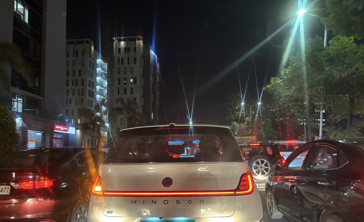 Sight everyday at corporate road! 04  minutes ETA to home turning to  45 minutes. The nonchalance on this is amusing!
  <a href="/AmdavadAMC/">Amdavad Municipal Corporation</a> <a href="/AhmedabadPolice/">Ahmedabad Police અમદાવાદ પોલીસ</a> - How long for a traffic signal and traffic cop here ?