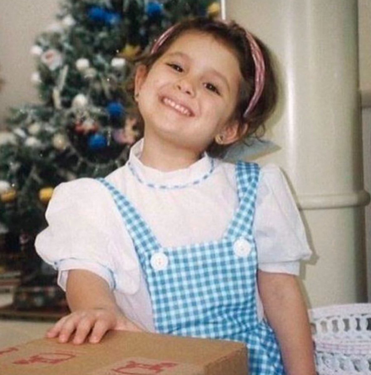 FilmUpdates's tweet photo. Ariana Grande reacts to her #Oscars  nomination:

“I cannot stop crying, to no one’s surprise. I’m humbled and deeply honored to be in such brilliant company and sharing this with tiny ari who sat and studied Judy Garland singing Somewhere Over the Rainbow just before the big, beautiful bubble entered. I’m so proud of you, tiny.”
