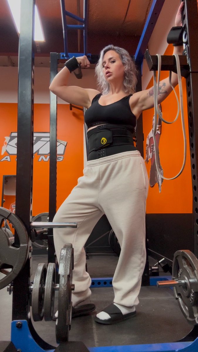 Gm 💣💥

I’ve been prioritizing posting my art, but I’m still up in the gym daily 😘💪🏻

Lift something heavy today 🏋🏼‍♀️