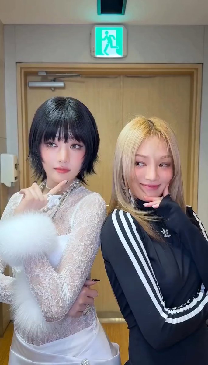 senrakawa's tweet photo. ฮโยน่ารักกับไอเดิลมากเลยอ่ะ ตั้งแต่ชวนโซยอนไปฟีทตอนนู้นนน ตอนมิยอนไปออกรายการชวนไปคอนก็ไปซัพน้อง มินนี่ไปออกรายการโปรโมทโซโล่ก็มาซัพถึงเอ็มคาเลย เอาขนมมาให้แถมมาเต้นด้วยอีก 🥹🥹🥹 https://t.co/Mp6fCJo2UL
