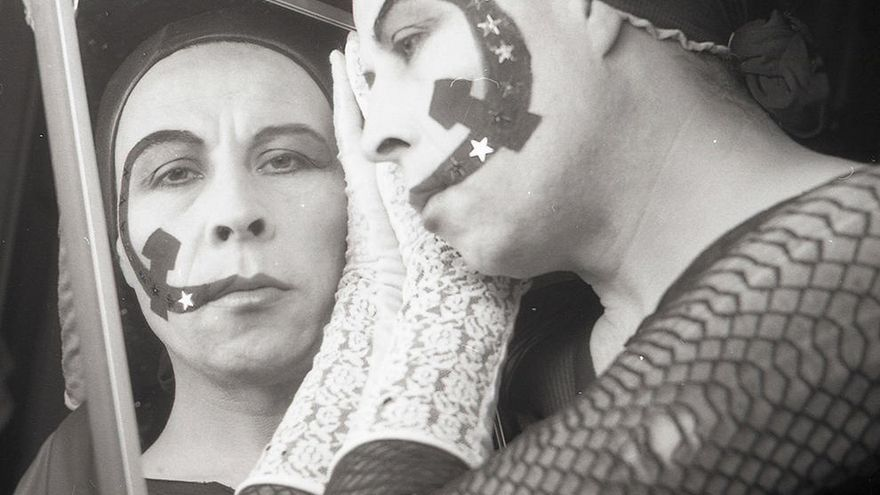 Verso Libros (@versolibros) on Twitter photo "Hay tantos niños que van a nacer 
Con una alita rota 
Y yo quiero que vuelen compañero
Que su revolución les dé un pedazo de cielo rojo
Para que puedan volar..."  
#TalDíaComoHoy de 2015 falleció Pedro Lemebel "Hay tantos niños que van a nacer 
Con una alita rota 
Y yo quiero que vuelen compañero
Que su revolución les dé un pedazo de cielo rojo
Para que puedan volar..."  
#TalDíaComoHoy de 2015 falleció Pedro Lemebel