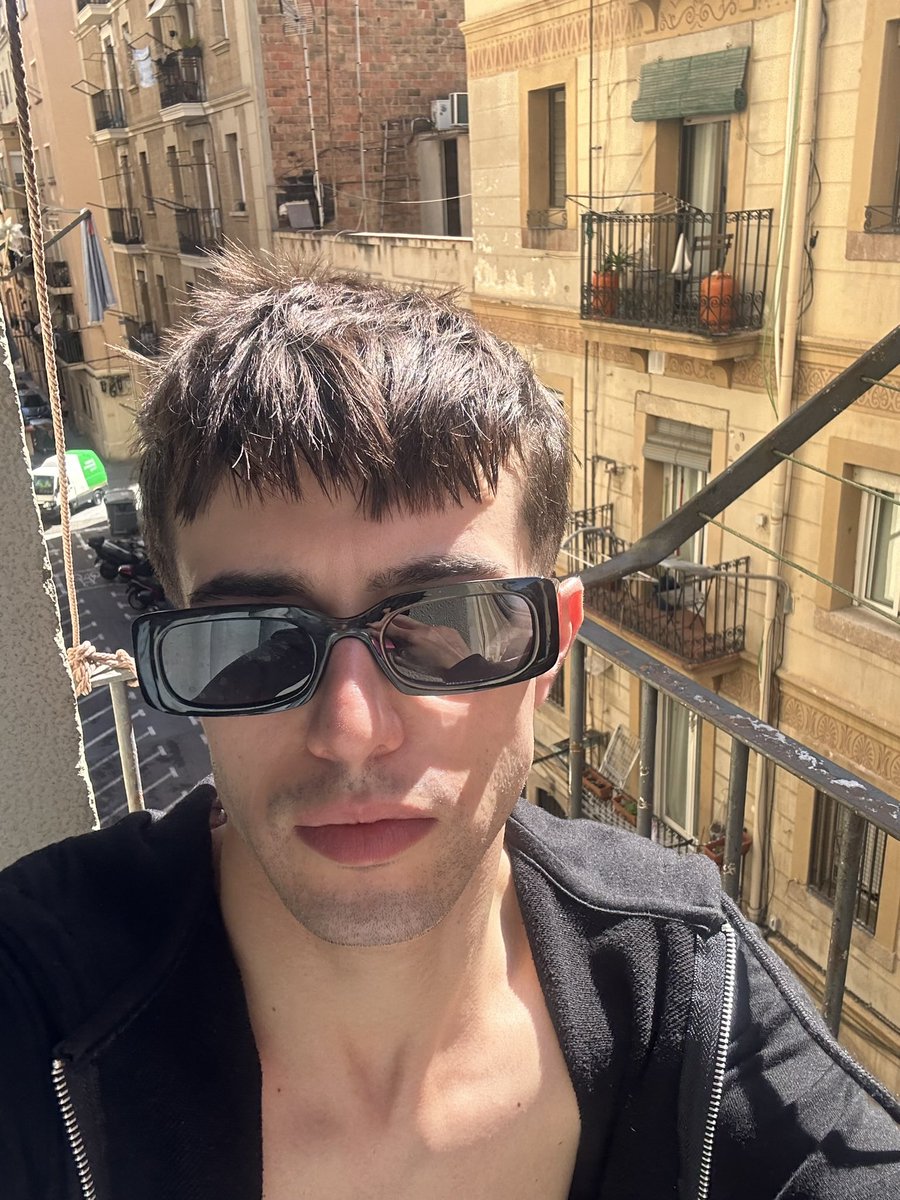 MiniEnrico's tweet photo. Versione tossichello a Barcellona 🇪🇸 https://t.co/4tK8DcAPFU