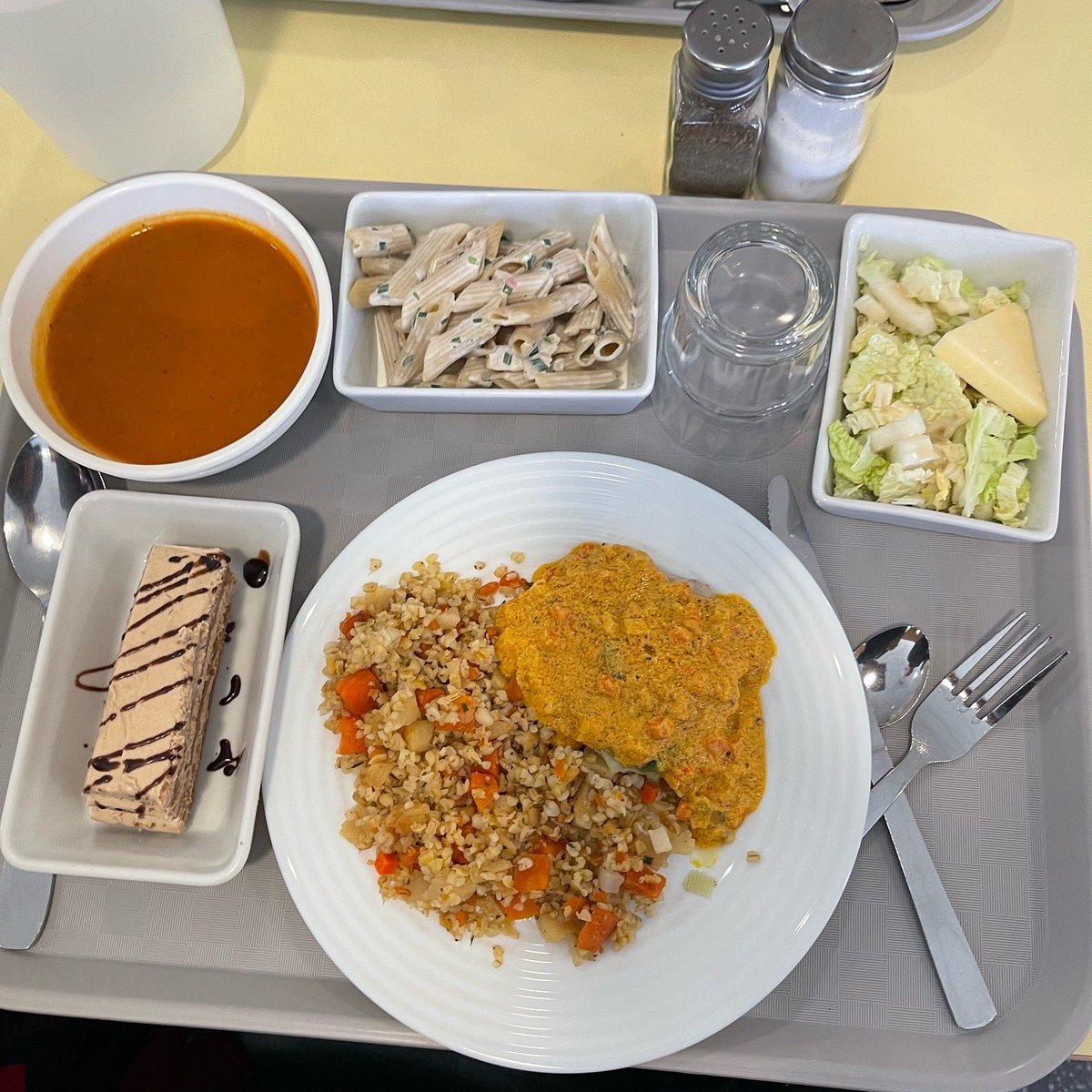 RonanLoas's tweet photo. Déjeuner au collège Charles de Gaulle : excellent repas avec du poisson du port de Lorient. Échanges enrichissants avec les collégiens, l’équipe éducative et les équipes du Département du Morbihan. Visite du chantier de l’espace restauration, un beau projet en cours ! https://t.co/pjyiuHLhjV