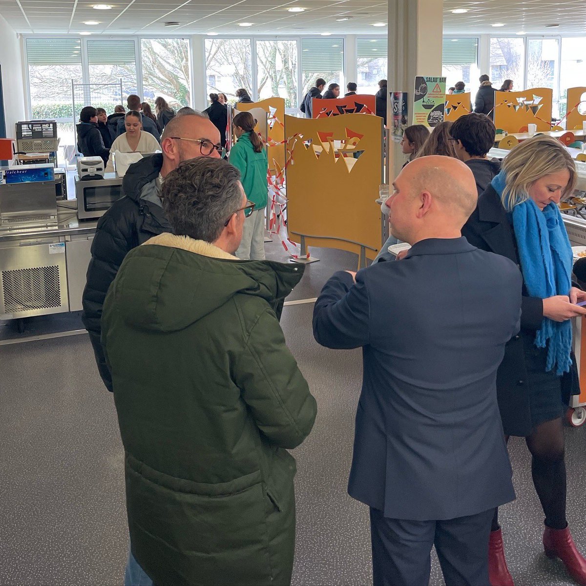 RonanLoas's tweet photo. Déjeuner au collège Charles de Gaulle : excellent repas avec du poisson du port de Lorient. Échanges enrichissants avec les collégiens, l’équipe éducative et les équipes du Département du Morbihan. Visite du chantier de l’espace restauration, un beau projet en cours ! https://t.co/pjyiuHLhjV