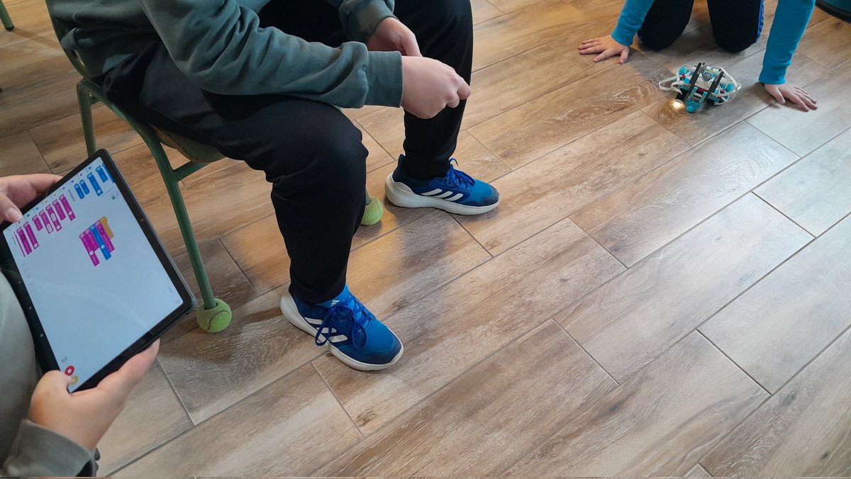 Practicamos con 4°, 5° y 6° lo aprendido ayer con los robots Lego. #CompDigEdu_SA