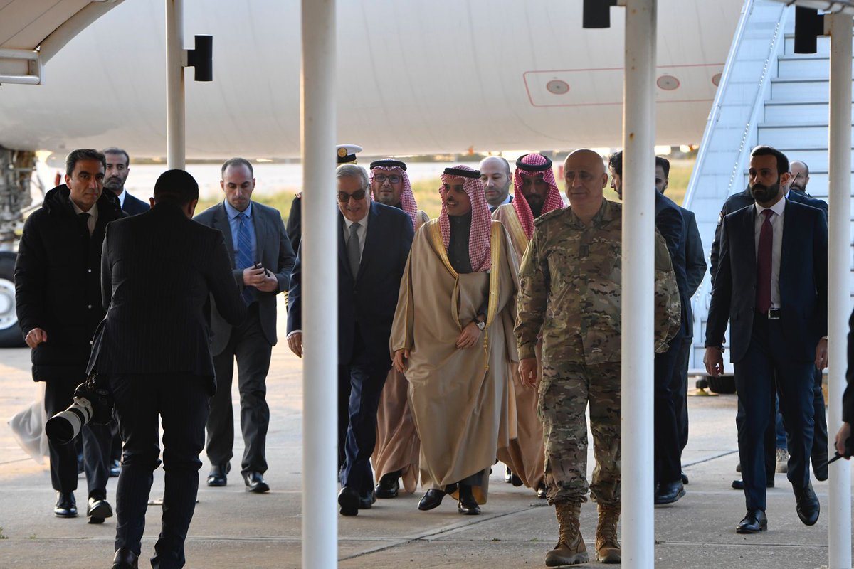 أهلاً وسهلاً بمملكة العز والكرامة،
رئيس اتحاد العشائر العربية في لبنان يرحب بزيارة وزير الخارجية السعودي، سمو الأمير فيصل بن فرحان.
زيارتكم تبعث الأمل بتعزيز العلاقات العربية ودعم استقرار البلاد.
كنتم وما زلتم إلى جانب لبنان في أحلك الظروف، داعمين للدولة ووحدة الشعب اللبناني،