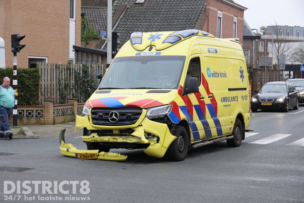 Aanrijding tussen auto en ambulance op weg naar medisch incident in Poeldijk