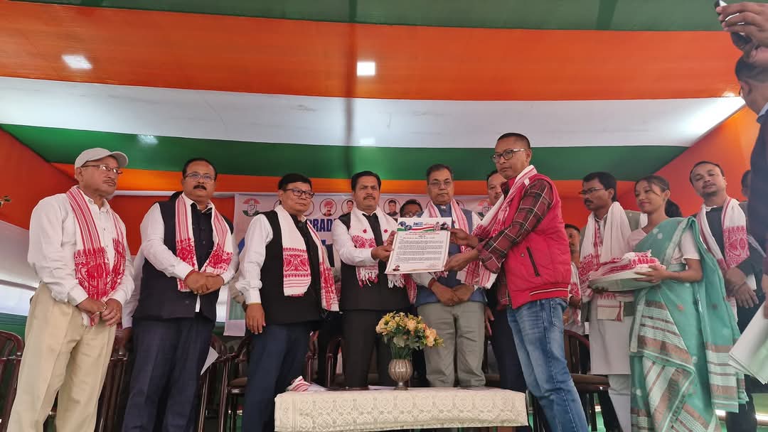 DsaikiaOfficial's tweet photo. Under the call of #APCC,Nazira BC organized a grand procession 'Jai Bapu,Jai Bhim,Jai Samvidhan' in Nazira.The event,graced by @BhupenKBorah,Paban Singh Ghatowar,&amp; many Congress leaders,reaffirmed our commitment to safeguarding India’s Constitution-unlike BJP's divisive politics. https://t.co/IQ21tpwyV3