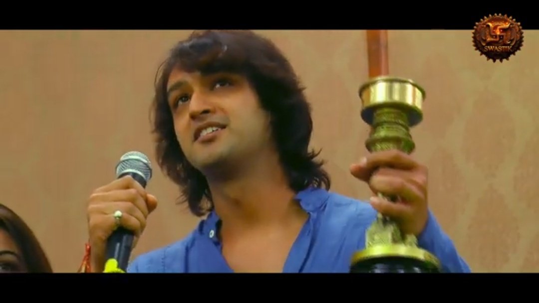 janakisays's tweet photo. Such adorable moments from the Mahabharat wrap up ๐๐ซถ May this smile remain always on your face @saurabhraajjain it was truly an emotional moment to see all these again after 10 years.
@RealSwastik
#SourabhRaajJain #10YearsofMahabharat https://t.co/7Eh83YCWqF