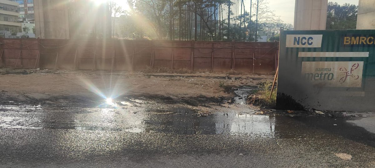 Ashwin6Official's tweet photo. @BBMPofficial @BBMPCOMM
Pls look into this
Gutter drain leakage at Byatarayanapura-Kodigehalli gate service rd
Its leaking continously since 5yrs &amp; smell is unbearable
Its horrible when a vehicle passes on it &amp; splashes every1 nearby
@krishnabgowda @NHAI_Official @Vijayavani_Digi https://t.co/p73wAusXtM