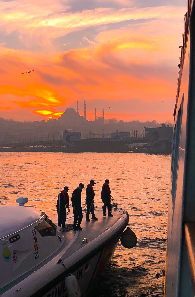 zeynepsareozkan's tweet photo. İstanbul’da gün böyle sona eriyor https://t.co/4MfWKKDAWg