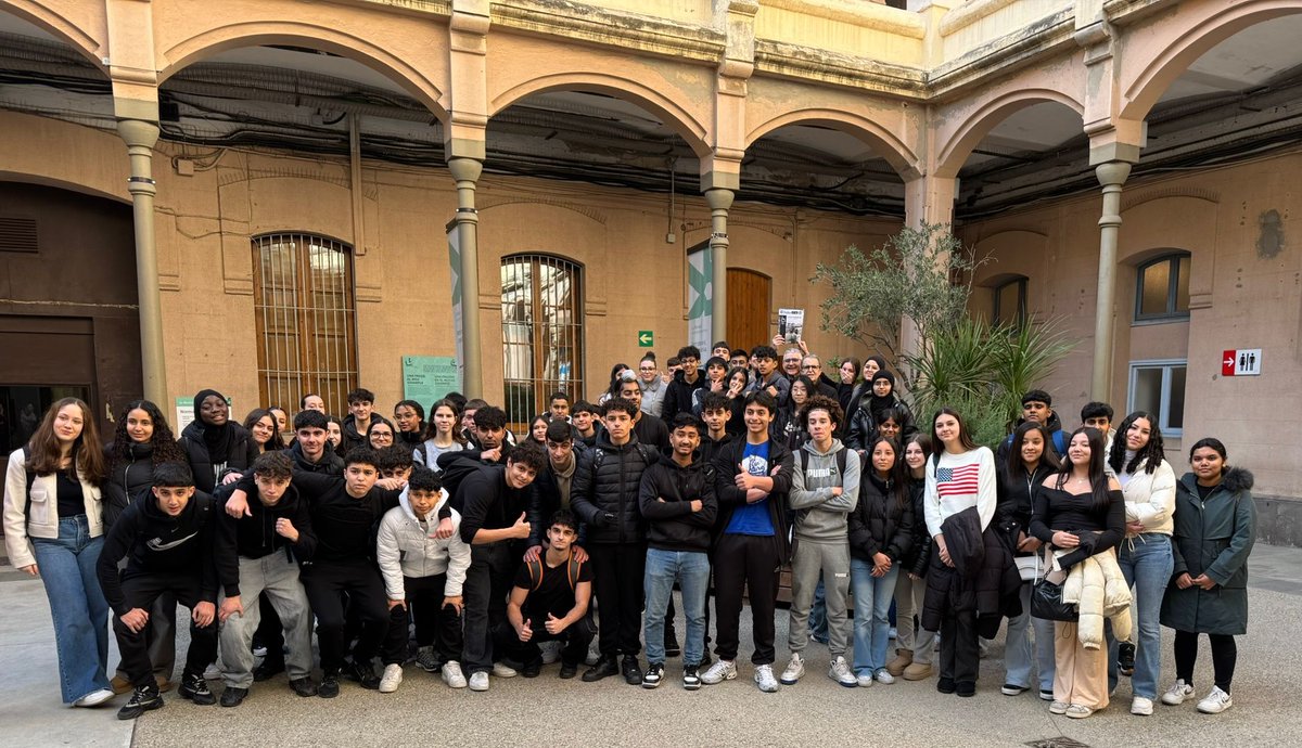 Su presencia ha presidido este magnifico encuentro de hoy, 23 de enero, en el Espacio de  La Model. Auténtica pedagogia de la memoria! Més de 150 alumnes! <a href="/TusquetsEditor/">Tusquets Editores</a>  <a href="/Exprespol/">Persones Ex-preses Polítiques del Franquisme</a> <a href="/Ateneu_Memoria/">Ateneu Memòria Popular</a> <a href="/emhyvf17102015/">ENCUENTRO MEMORIA DEMOCRÁTICA VÍCTIMAS FRANQUISMO</a> <a href="/LADESBANDA/">ASC LA DESBANDÁ</a> <a href="/LuisV_1789/">Luis Vivas</a>