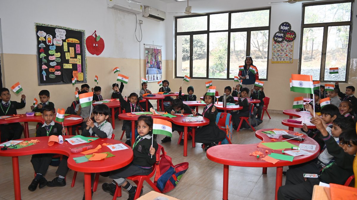 opjsangul's tweet photo. The day was marked with a series of events like holding special assemblies, speeches, drawing & painting and Tiranga designing by our little ones.
@FFOIndia @JindalFndn @JSPLCorporate
#NationalFlagDay
#HarDinTiranga
#OPJSAngul https://t.co/YCI8LTKUVJ
