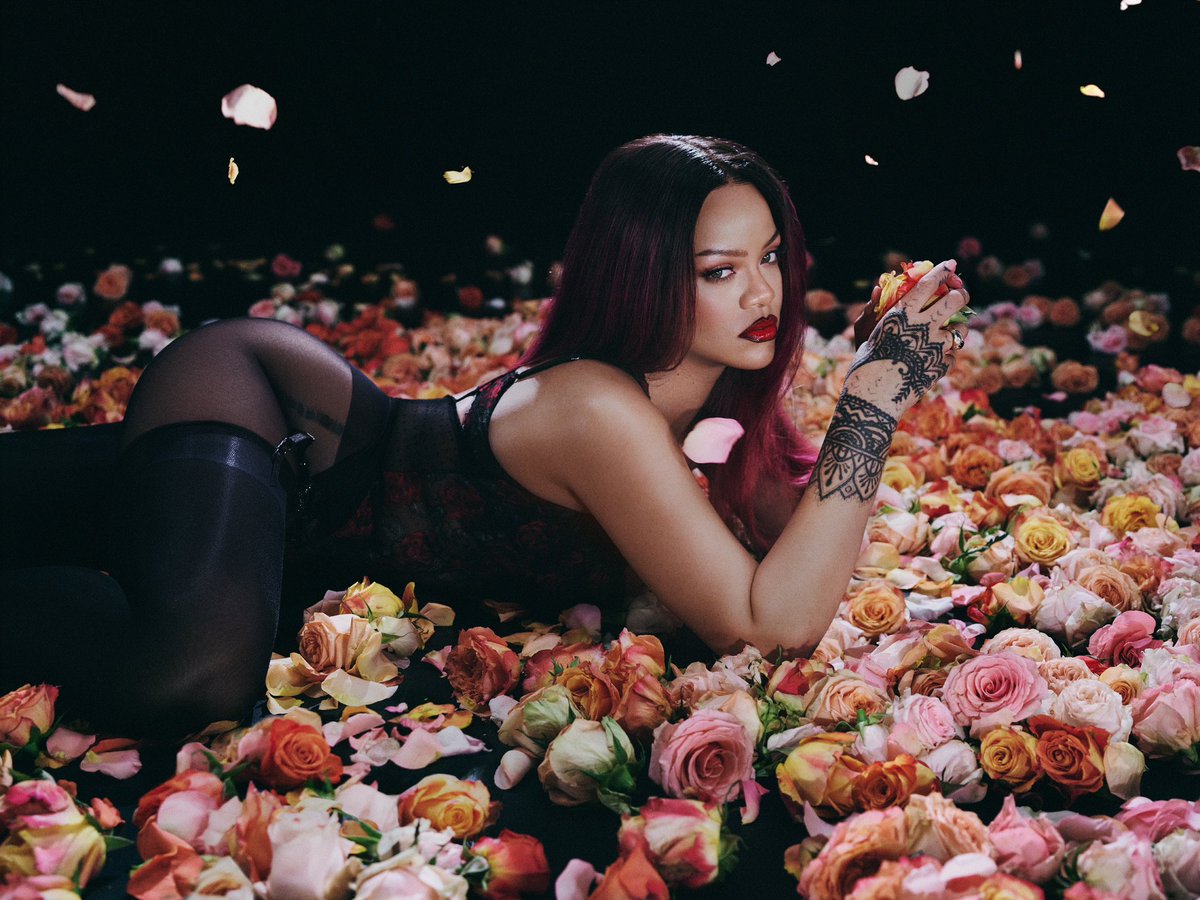 rihanna's tweet image. 🌹💋
@SavageXFenty Les Roses collection is now available at savagex.com & in-stores.