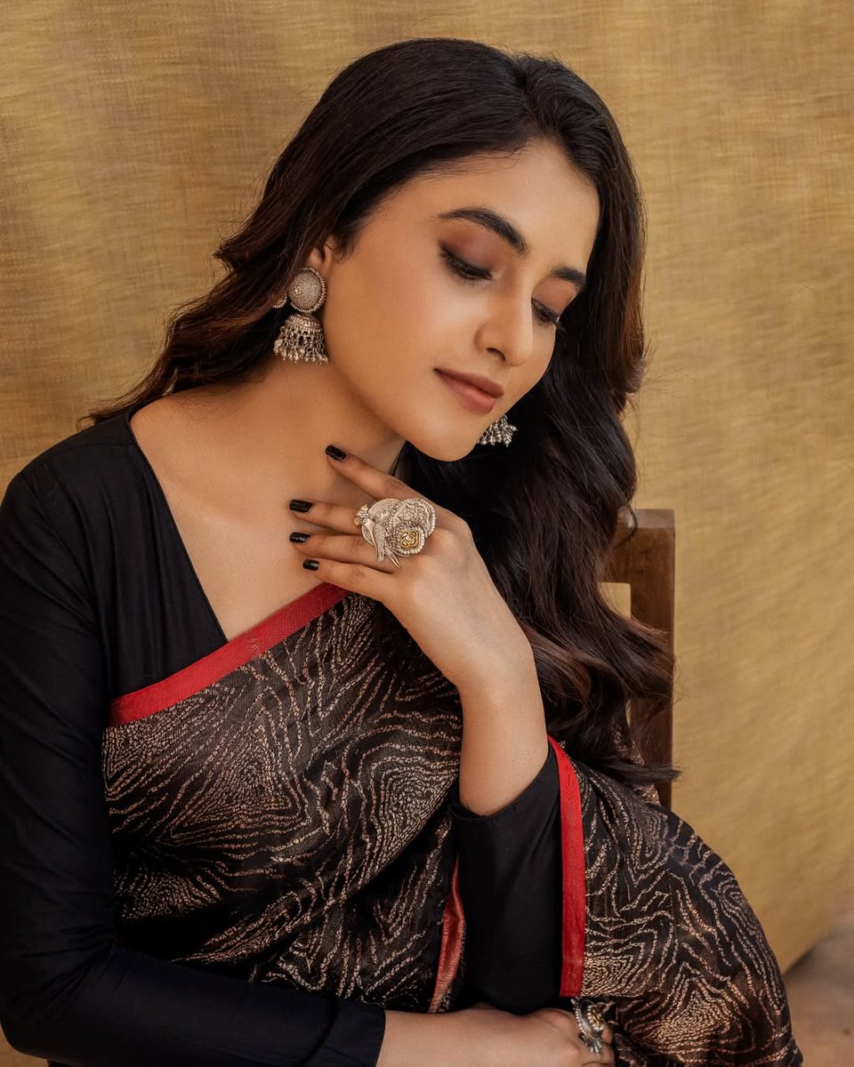 KollywoodCinima's tweet photo. #PriyankaMohan Most Beautiful Stills in black saree

📷 @priyankaamohan  ♥

#KollywoodCinima #KcGallery #Sai ✨ https://t.co/T0ydRcIKdg
