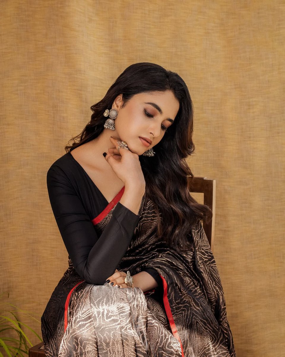 KollywoodCinima's tweet photo. #PriyankaMohan Most Beautiful Stills in black saree

📷 @priyankaamohan  ♥

#KollywoodCinima #KcGallery #Sai ✨ https://t.co/T0ydRcIKdg