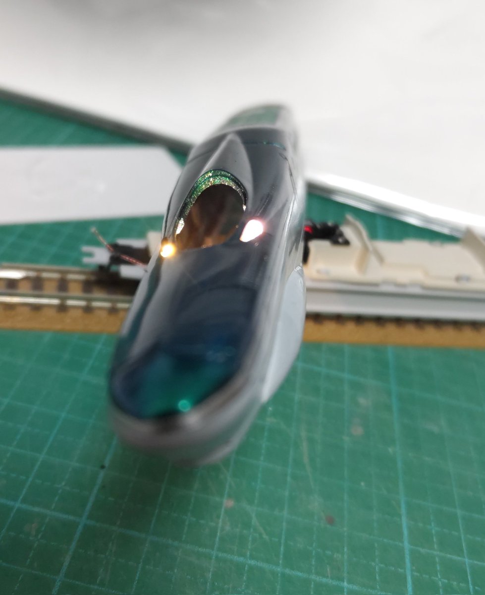 gakue231500's tweet photo. FASTECH360製作記㉑
先頭車の点灯化の続きです。
今回は10号車。前照灯と同じところからテールライトをポツンと丸く光らせる?
いろいろ方法を試していますが、テールライトの光量が足りません⤵️なかなか手強いです😅
実験中のライトです✨
#FASTECH360
#ファステック
#鉄道模型
#幻ノN車両 https://t.co/Iv8JiUJVNh