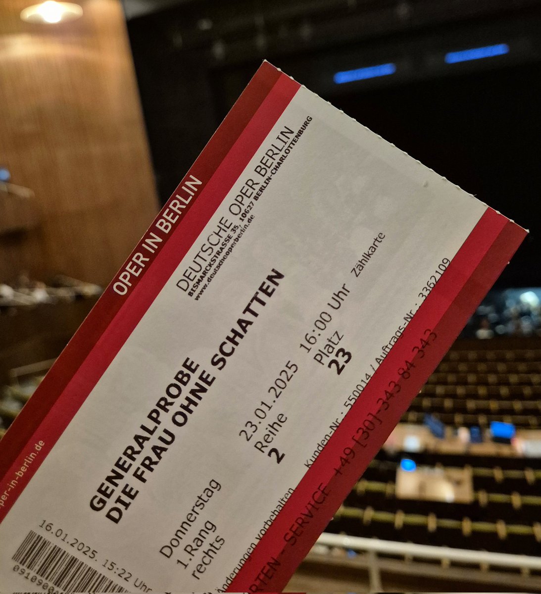 Opernjunkie's tweet photo. "O Glück über mir
und Erwartung
und Freude im Herzen!"
Habe schon heute die Ehre, #TobiasKratzer|s #FrauOhneSchatten zu sehen 😎 #Generalprobe #DeutscheOperBerlin #RichardStrauss https://t.co/qFw0QydDEf