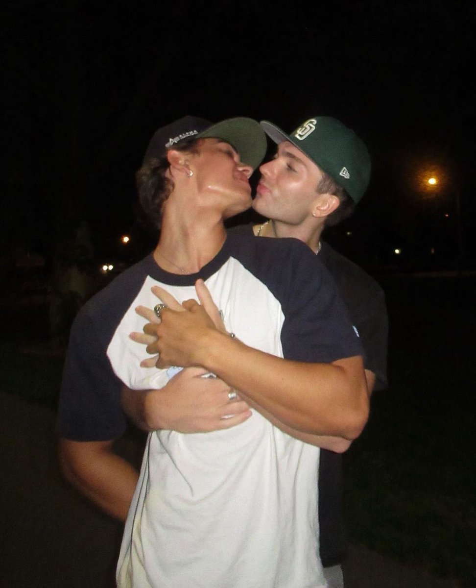Ourgaylove's tweet photo. Hold me tight Babe! #jawlines

#OurGayLove #TeamGay #LGBTQ #LoveIsLove https://t.co/1G1kIR61pn