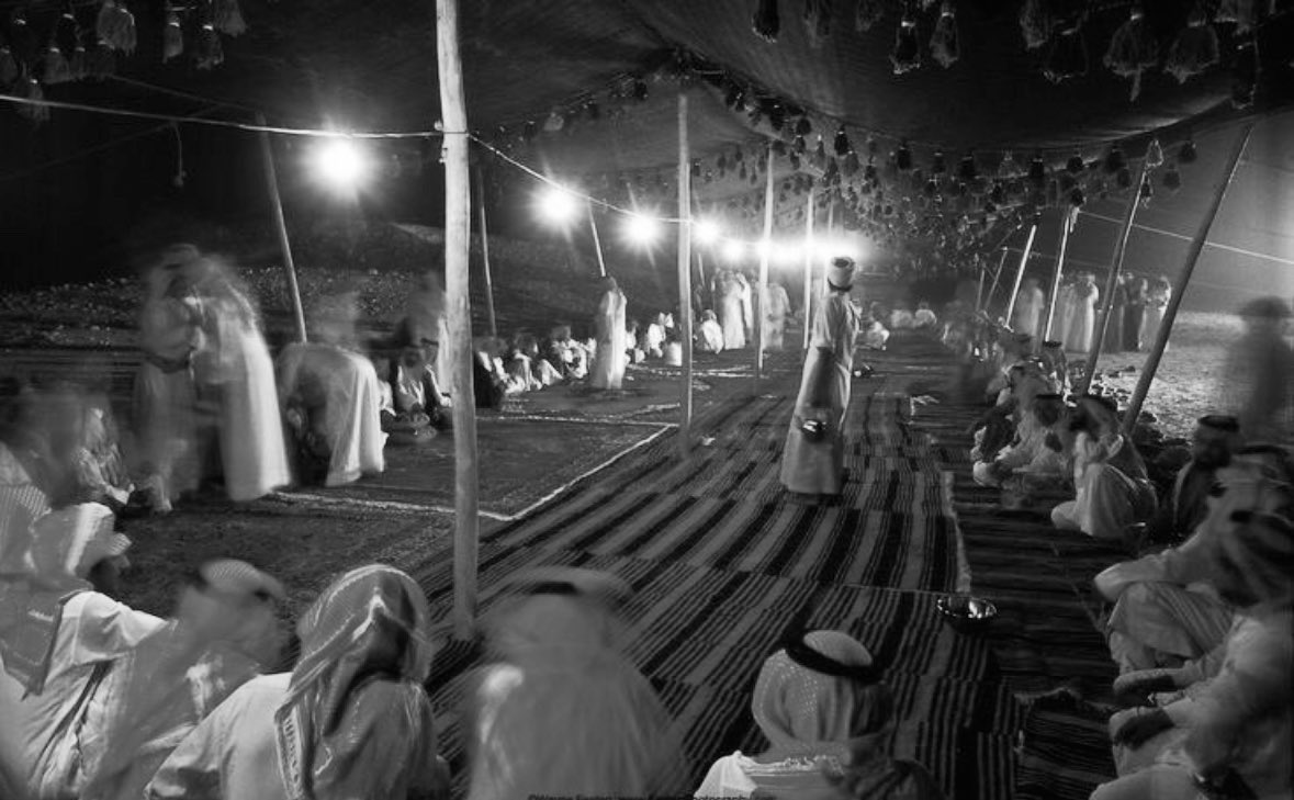 مجالس تبنى على العز والطيب
فيها النشامى بين وارد وصادر