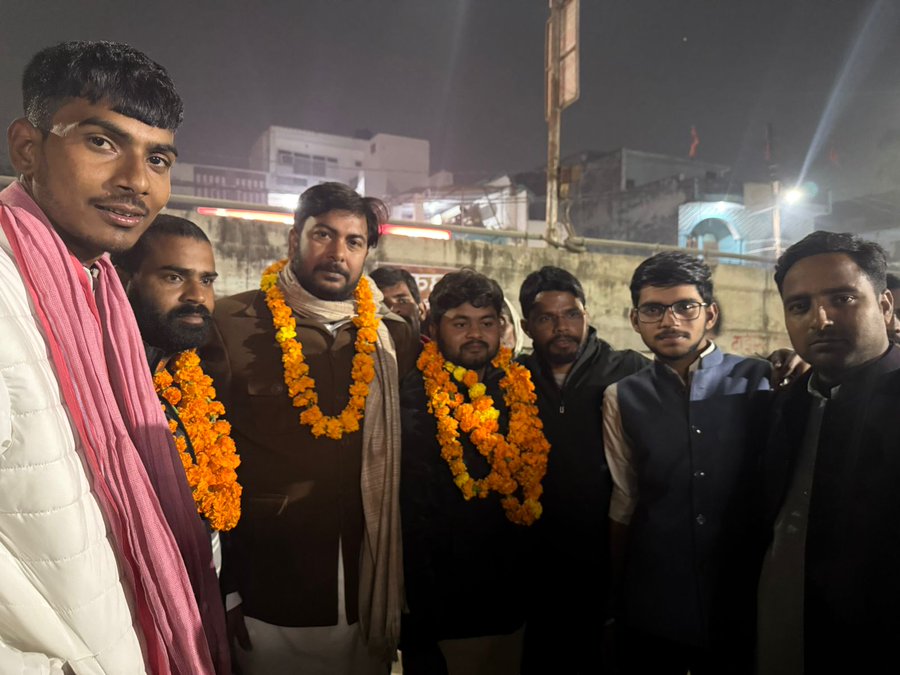 AshishSinghPraj's tweet photo. समाजवादी पार्टी के कार्यकर्ता श्याम यादव को पार्टी छात्र सभा के पूर्व प्रदेश अध्यक्ष दिग्विजय सिंह देव जी के प्रयासों से जेल से छुड़ा लिया गया! 
सपा प्रमुख अखिलेश यादव जी एवं मुख्यमंत्री योगी जी की फोटो को आपस में कम्पेयर एवं कमेंट करने के आरोप में गिरफ्तार किया गया था 
@obcmedia https://t.co/SYFL0O8CiC