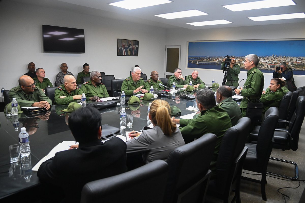 PresidenciaCuba's tweet photo. 🇨🇺| El Presidente del Consejo de Defensa Nacional, @DiazCanelB, valoró este miércoles la calidad con la que se concibió la preparación del Ejercicio Estratégico #Bastión2024, al visitar el Puesto de Dirección del Consejo de Defensa de La Habana.

🔗| https://t.co/RWdIWwNJfp https://t.co/5y2PB08oQF