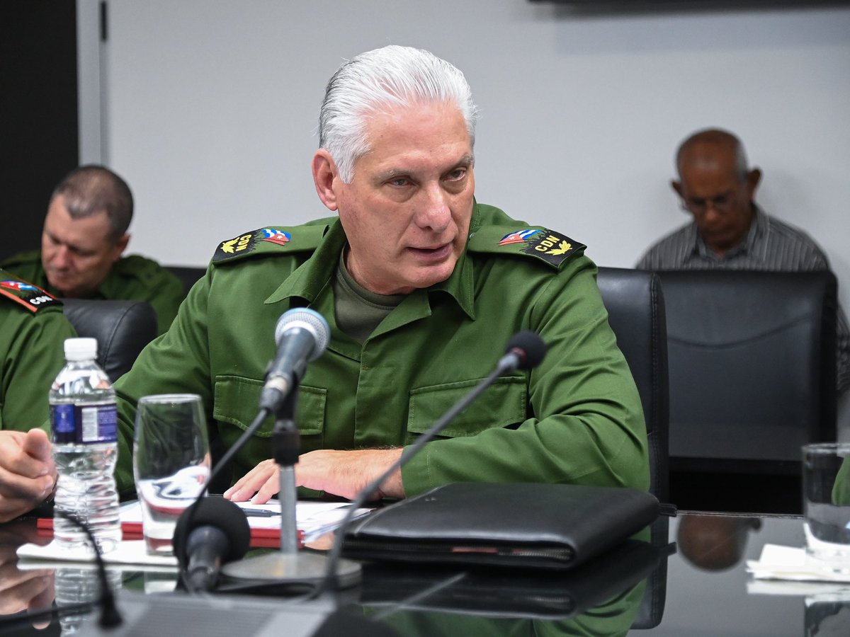 PresidenciaCuba's tweet photo. 🇨🇺| El Presidente del Consejo de Defensa Nacional, @DiazCanelB, valoró este miércoles la calidad con la que se concibió la preparación del Ejercicio Estratégico #Bastión2024, al visitar el Puesto de Dirección del Consejo de Defensa de La Habana.

🔗| https://t.co/RWdIWwNJfp https://t.co/5y2PB08oQF