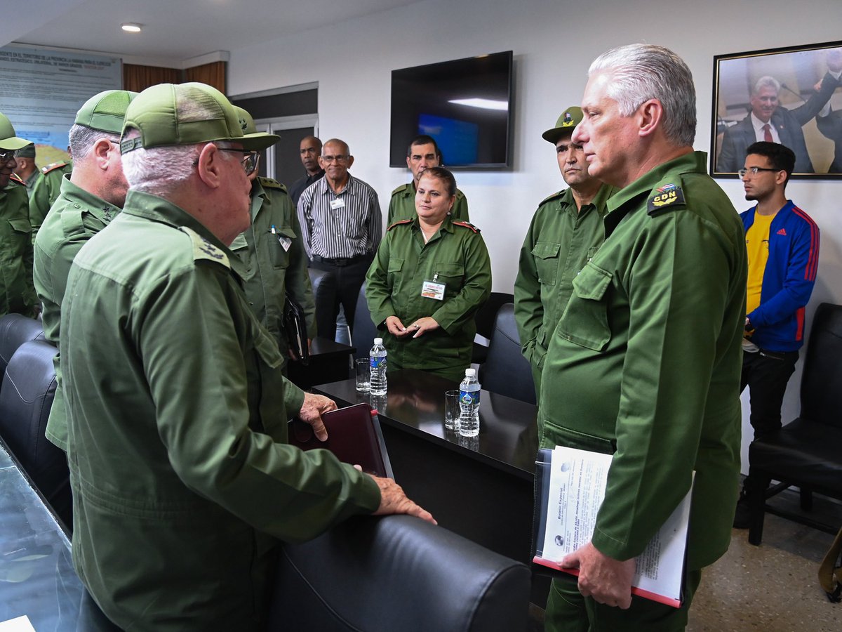 🇨🇺| El Presidente del Consejo de Defensa Nacional, <a href="/DiazCanelB/">Miguel Díaz-Canel Bermúdez</a>, valoró este miércoles la calidad con la que se concibió la preparación del Ejercicio Estratégico #Bastión2024, al visitar el Puesto de Dirección del Consejo de Defensa de La Habana.

🔗| presidencia.gob.cu/es/noticias/re…