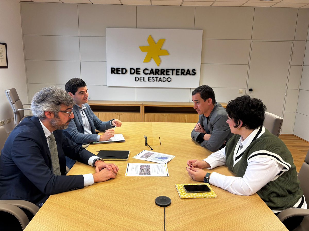 Aquest matí hem mantingut una reunió important amb el Director General de Carreteras, el Sr. Juan Pedro Fernández Palomino, per fer seguiment sobre el projecte de la millora urbana sobre la B20.