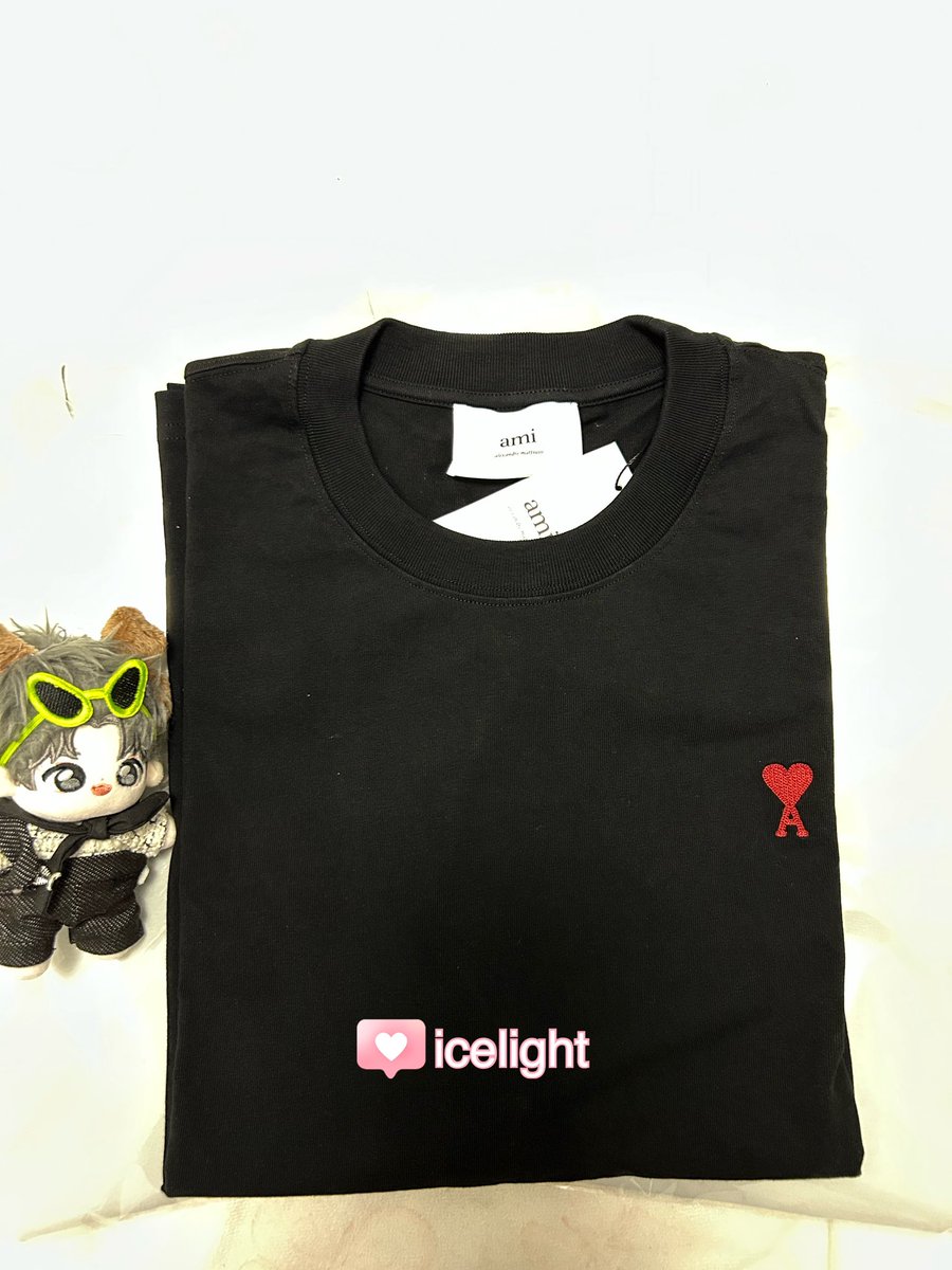 bingicelight's tweet photo. 这件ami的衣服只买了一件当作毕业礼物送给yim,但是衣服出现在tutor的身上🤭🤫🥰
เสื้อ ami ตัวนี้ซื้อมาแค่ตัวเดียว ตั้งใจให้เป็นของขวัญจบการศึกษาให้ Yim แต่เสื้อกลับไปโผล่อยู่ที่ตัวของ Tutor 🤭🤫
@TutorKrp @mynameis_yim
#YimGraduationDay
#mynameis_yim #MyAlienz
#TutorKrp
#TutorYim https://t.co/dCWu3RQfAZ