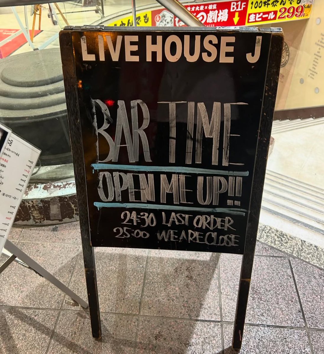 livehousej's tweet photo. こちらの当店の外用のA看板が盗難に遭いました…
恐らく酔っ払いの犯行かと。
今、長野市が大変な状況で申し訳ないですが、もし心当たりある方いましたら、ご連絡頂けたらと思います。 https://t.co/ADony5xqhi