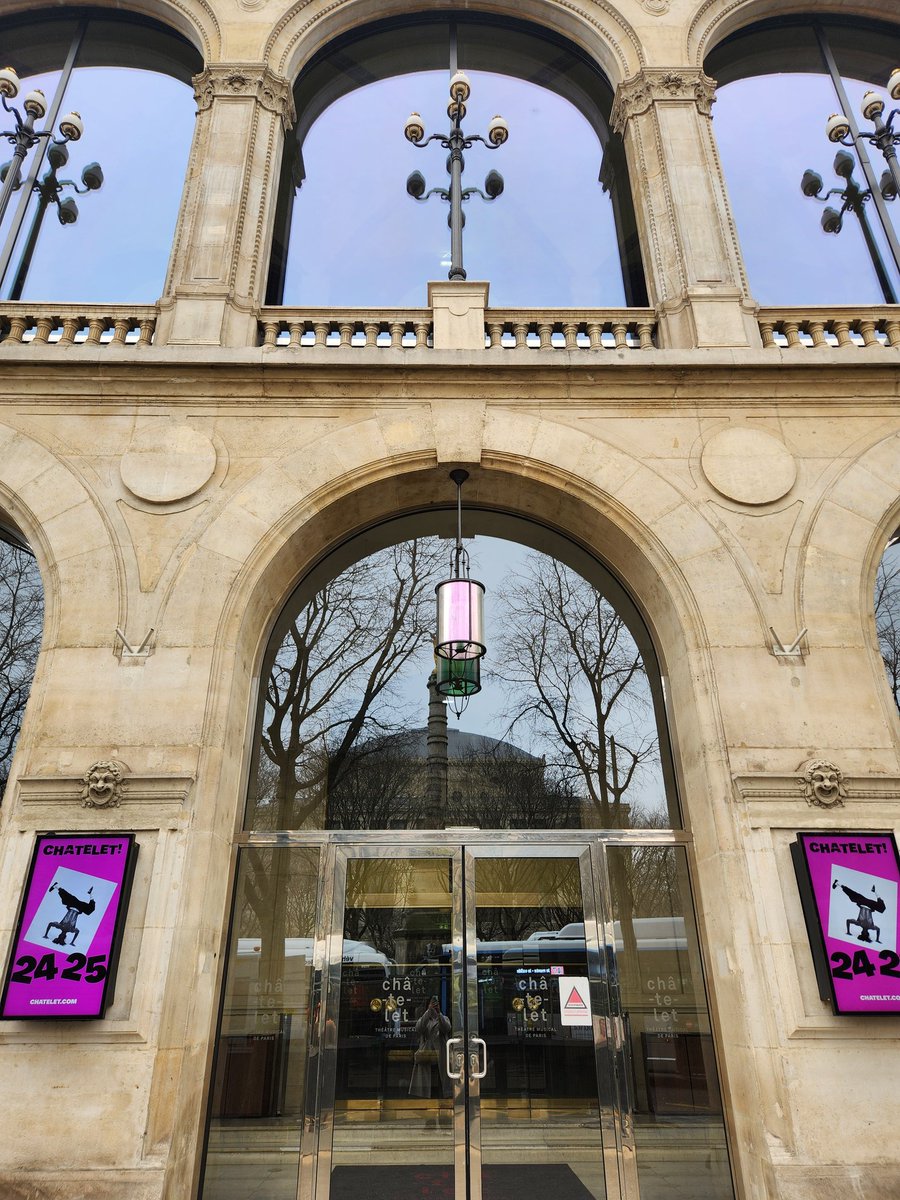 몸이랑 손을 잘써서 배우님의 무용 언제나 궁금했는데 발레하는 배우님을 볼수 있는 니진스키라니 엄청 기대됩니다🩰

파리여행중에 극 소식듣고 바로 샤틀레 극장으로 뛰어갔다지요!

극 올라올때까지 숨참고 기다리겠어요
얼른 올라와서 제가 숨을 쉴수있게 해주세요