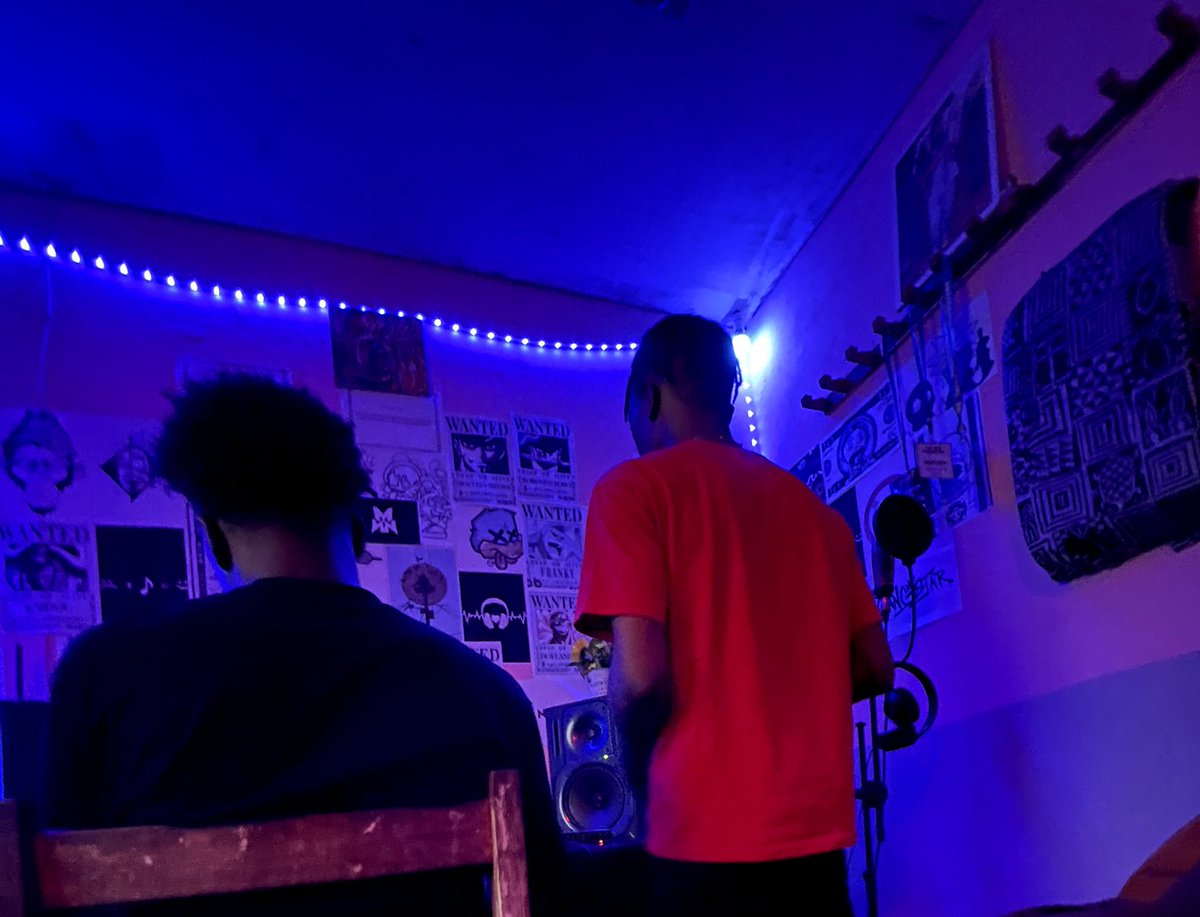 "LE PLUS TÊTU DE BIYEM-ASSI"

Le HIP-HOP n'est pas fait pour les âmes sensibles, si ton cœur est fragile convertis toi en chanteur.

Le flow vient de biyem-assi et à B.A nous ont est maboule 😌.

Cc: <a href="/alakaoloko/">AO 🔌 BACKEUR EN CHEF 🇨🇲</a>