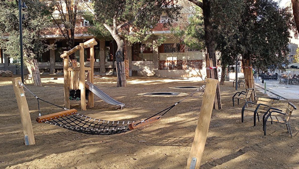 BCN_SantsMont's tweet image. 🆕 Aquest divendres obren els renovats jardins de les Hortes de Sant Bertran i Parc del Mirador del #Poblesec.

Amb una inversió de 2,7 M€, s&apos;ha fet un gran parc urbà de prop de 6.000 m2 amb jocs infantils, cal·listènia i una àrea de gossos de 700 m2.

🌳 ja.cat/SantBertran