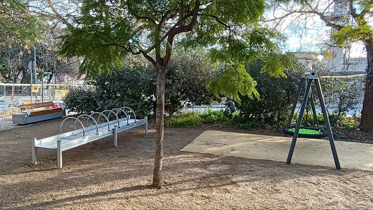 BCN_SantsMont's tweet image. 🆕 Aquest divendres obren els renovats jardins de les Hortes de Sant Bertran i Parc del Mirador del #Poblesec.

Amb una inversió de 2,7 M€, s&apos;ha fet un gran parc urbà de prop de 6.000 m2 amb jocs infantils, cal·listènia i una àrea de gossos de 700 m2.

🌳 ja.cat/SantBertran