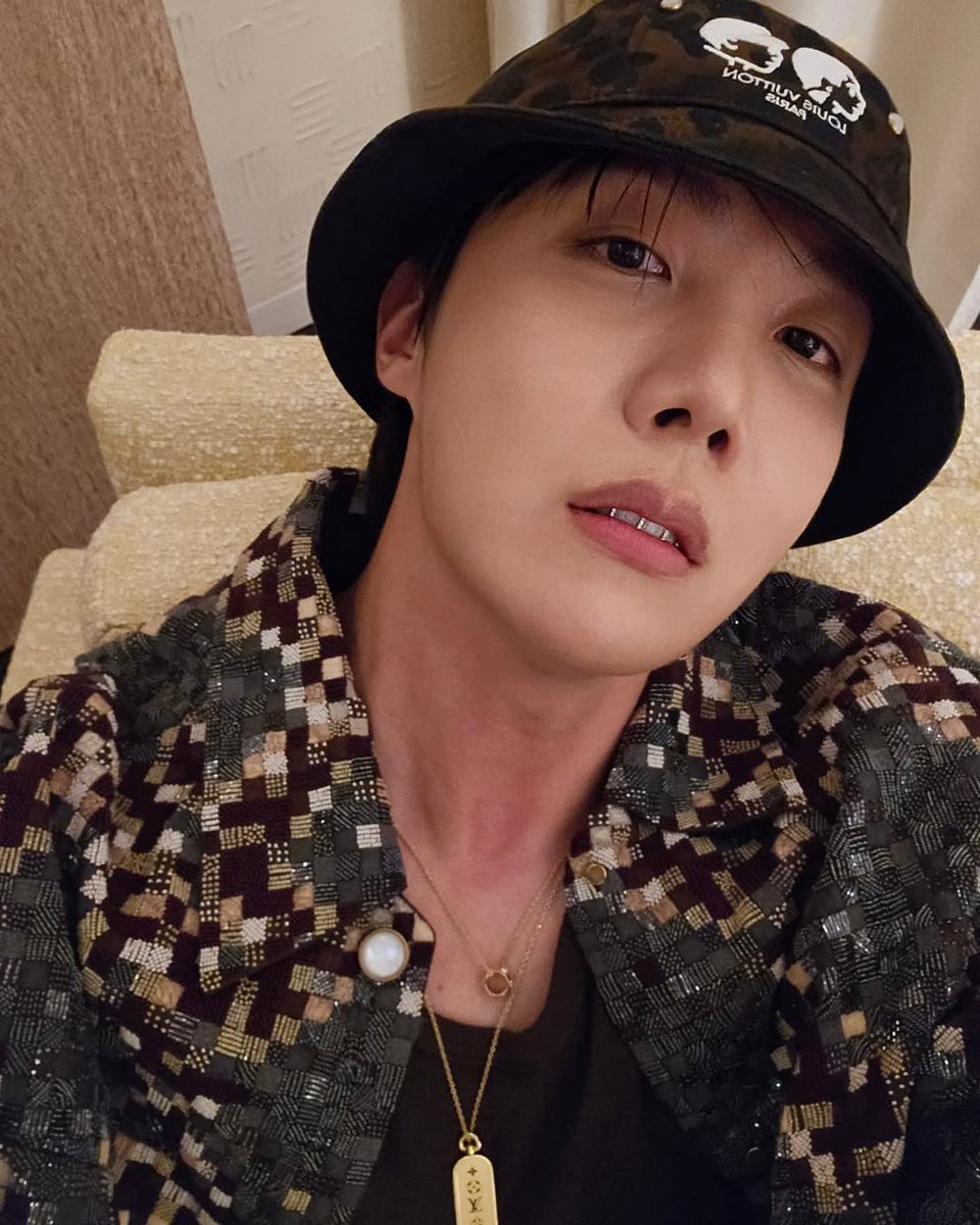taeebaring's tweet photo. — SOLO LAS PERSONAS QUE ESTÁN ORGULLOSAS DE HOBI COMENTARÁN 🇨🇵📍

LE PRINCE J-HOPE AU GALA 
J-HOPE AT LE GALA DES PIÈCES JAUNES 
#jhope_at_GalaDesPiècesJaunes
#GalaDesPiècesJaunes
#jhope_in_paris #jhope https://t.co/NSpbyckQK3