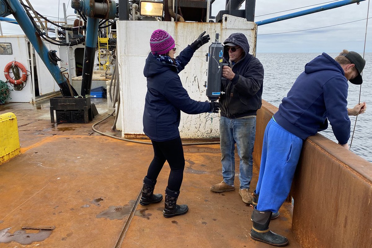 NOAAFish_NEFSC's tweet photo. New blog from fish biologist and eDNA Program Lead Yuan Liu dives into how she uses eDNA side-by-side with passive acoustic monitoring technologies to track marine life in our region: https://t.co/fckBleybKh. #NEFSCScience https://t.co/NdoyjCdYXL