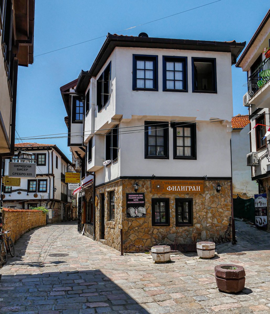 gezenhikayeci's tweet photo. Balkanlarda yürüdüğüm en güzel yollar Ohri sokakları olabilir. Osmanlı mimarisi, camiler, kiliseler ve göle çıkan dar sokaklar. Makedonya’nın en güzel şehri olabilir :) https://t.co/ibZ2JlMHhz