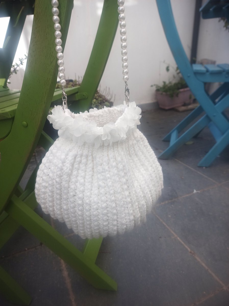 LittleCatYarn's tweet image. take me dancing with you I'm small but comfortable!🤗 #handmadebag #crochetbag #luxurybags #lifestyle