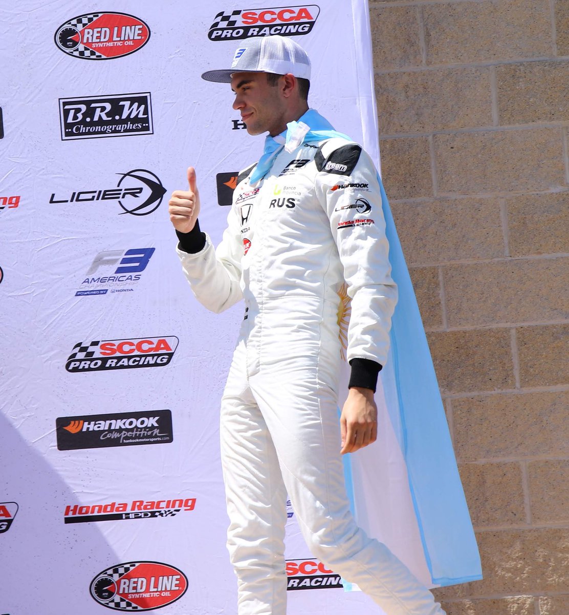 Gracias a todos los miles de mensajes, sin dudas los Argentinos unidos somos imparables!! 🇦🇷🇺🇸

Este año los voy a necesitar más que nunca apoyando para hacer mucho ruido en la <a href="/NASCAR/">NASCAR</a> !!

Cuál sería el hashtag ideal?? A mi me gustó #BaltaleguizamonalNascar