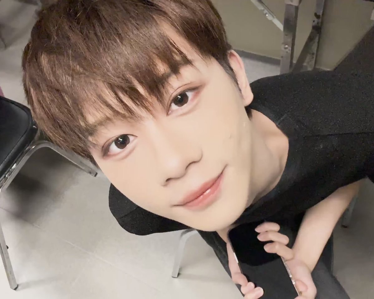 yunarin_1125's tweet photo. かわいいだけだと思ったら大間違い❕
メガネを取れば美男子Ottoくん🦔🫧

長くて綺麗な手足が特徴的で、ダンスを踊っている姿は普段のぽわぽわした可愛らしい雰囲気とは違い、とってもカッコよくて美しいアイドルなんです……🎲💫

是非応援してください！
#OTTOsippavitch #789SURVIVALJP https://t.co/RLkBRb44Ck