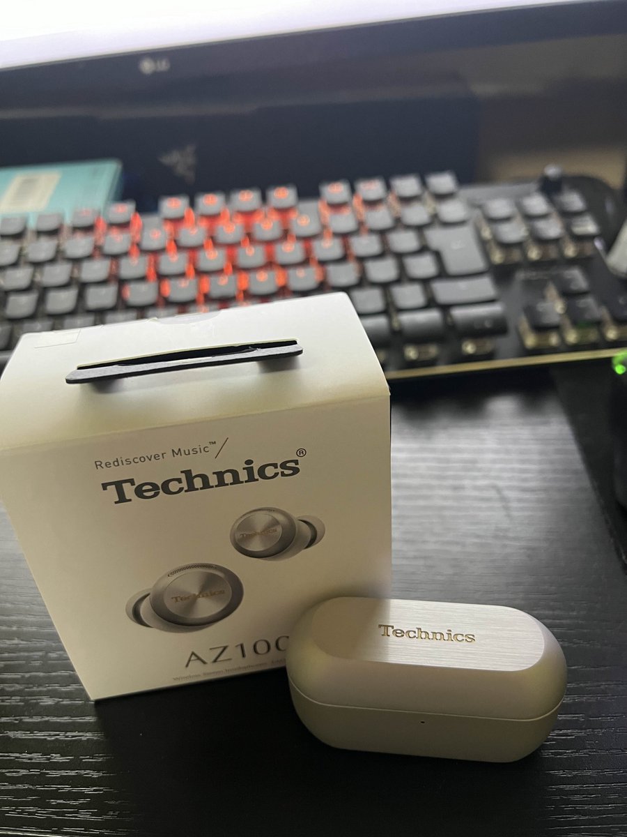 terAgera's tweet photo. Amazon で買おうか迷ってたけどちょうど仕事終わってから外出する用事が出来たのでついでに EAH-AZ100 買いまちた https://t.co/VgzKNmBIWJ