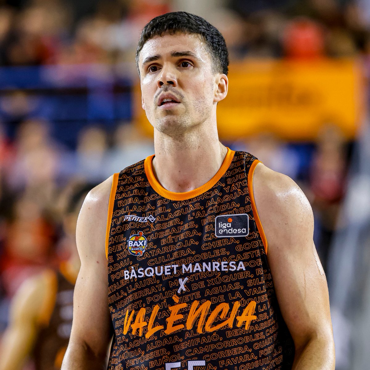 valenciabasket's tweet photo. ❤️🧡
Detalls per a sempre

Desde Valencia Basket Club estamos muy agradecidos a todos los clubes que, de una forma u otra, pusieron su granito de arena para ayudar tras todo lo sucedido en la Dana.

Es el caso de @BasquetManresa, el club del Bages cambió sus colores por un día para lucir esta fabulosa equipación con los nombres de las localidades afectadas. Con elas, recaudó casi 18.000€ para los afectados. Detalles de club gigante.

Este sábado a las 18h, os esperamos en la Fonteta, amics del Resa 🧡❤️