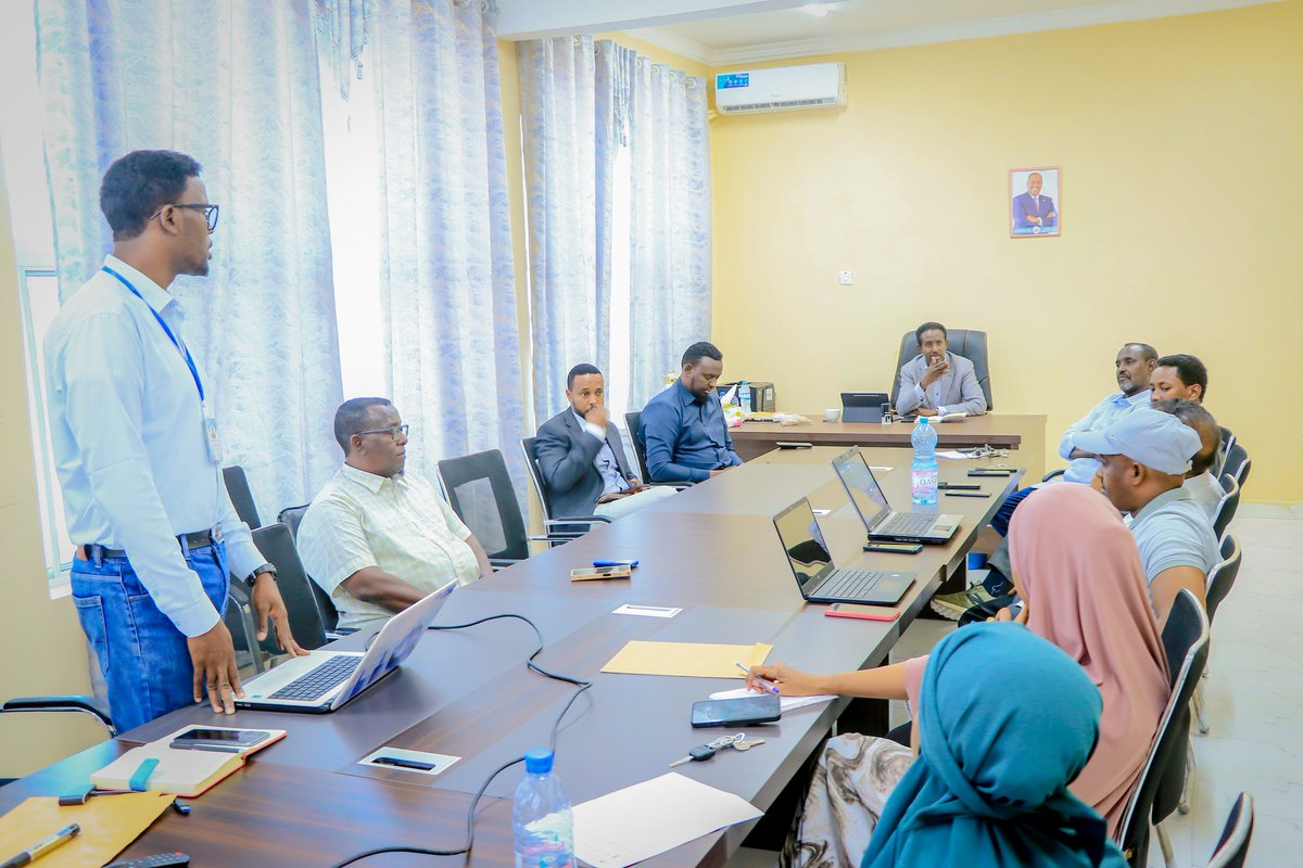 BasheMahmoud's tweet photo. Waxaa sharaf ii ah inaan wasiirka wasaaradda kalluumaysiga Puntland mudane Cabdirisaaq xagaa iyo team kiisa usoo jeediyo cilmi baaris ballaaran oo ay siwada jira u samaynayaan jaamacadda Boosaaso iyo wasaaradda kalluumaysiga puntland. 

#research 
#fishing https://t.co/iLzlJaJ43r
