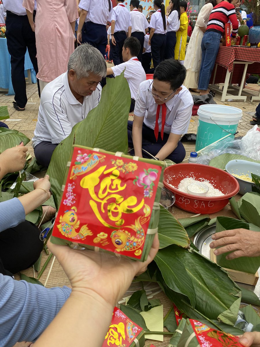 Sáng sớm nay mình tham gia Cuộc Thi gói Bánh Chưng ở trường của con trai. Không khí vui nhộn và náo nhiệt. Tết đang đến gần. Chíc người người nhà nhà một năm mới An Khang Thịnh Vượng