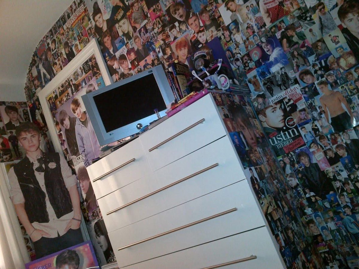 drewlegend_'s tweet photo. pon: es 2012 y entras a mi cuarto https://t.co/OLmgUAe4xz