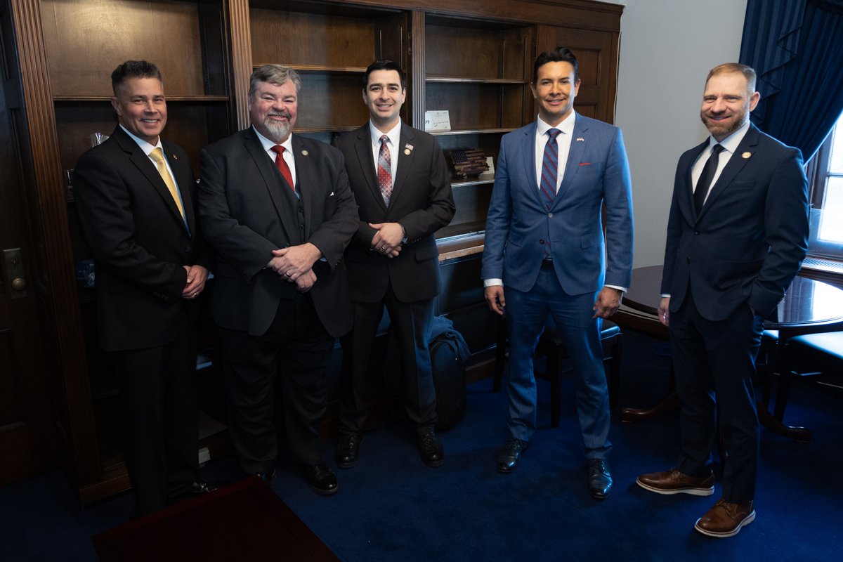 repgabeevans's tweet photo. This week, I met with Douglas County’s Commissioners &amp; Sheriff to discuss helicopters - vital tools for stopping wildfires &amp; saving millions in property damage for communities along the Front Range.

As a former Black Hawk pilot, I’m eager to find ways aviation can serve #CO08. https://t.co/ihPH3Iem5I