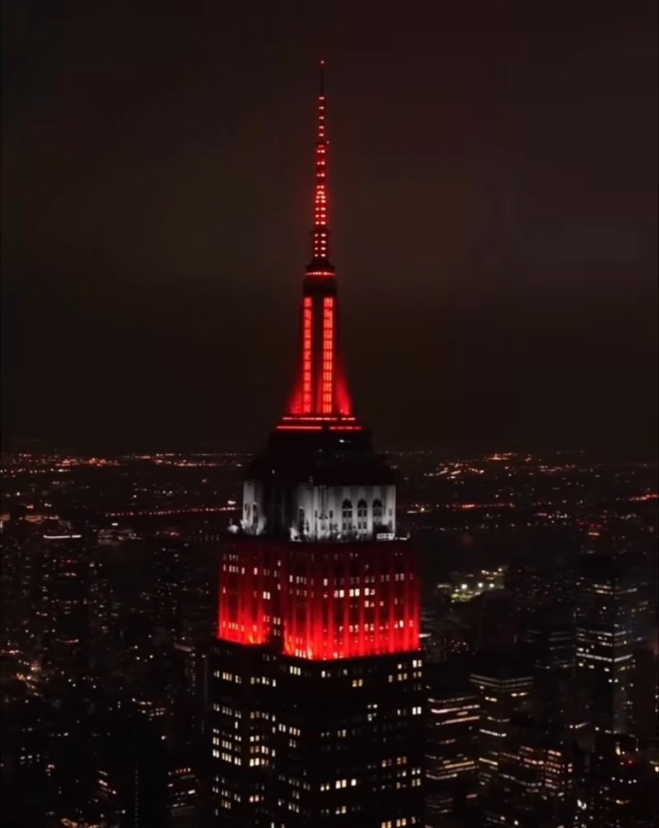 Buckeye_Nation's tweet photo. The Terminal Tower and the Empire State Building looking good in scarlet and gray!!

#BuckeyeNation 🌰 https://t.co/s1DJFZMdjD