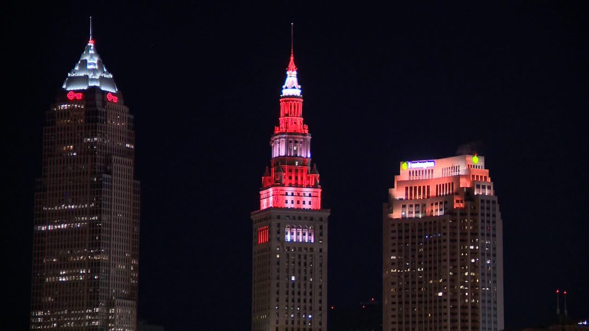 Buckeye_Nation's tweet photo. The Terminal Tower and the Empire State Building looking good in scarlet and gray!!

#BuckeyeNation 🌰 https://t.co/s1DJFZMdjD